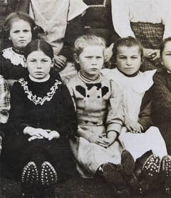 Die Jubilarin (Mitte) auf einem Schulfoto von 1916. (Bild: Hans-Peter Breiter)