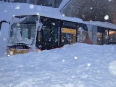 Die Schneemassen der Lawine schlossen auch ein Postauto auf der Schwägalp ein. (Bild: KEYSTONE/KANTONSPOLIZEI APPENZELL AR)