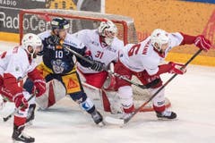 Dominic Lammer, mitte links, beim 3:2 für Zug vor Torhüter Sandro Zurkirchen, mitte, von Lausanne beim Eishockey Meisterschaftsspiel in der Qualifikation der National League zwischen dem EV Zug und dem HC Lausanne. (Bild: KEYSTONE/Urs Flueeler)