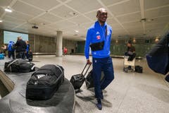 Der FCL ist gut in Spanien angekommen – hier Blessing Eleke mit seinem Gepäck. (Bild: Martin Meienberger, 11. Januar 2019)