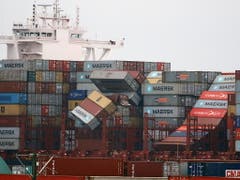 Das Containerschiff hat am 2. Januar bei stürmischer See fast 300 Container verloren. (Bild: KEYSTONE/EPA/FOCKE STRANGMANN)