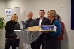 Die SP-Fraktion tritt als Kollektiv auf und schickt den Parlamentspräsidenten in die Berge.