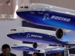 Die Flugzeugbauer Boeing und Embraer rechnen nach postiven Signalen der brasilianischen Regierung mit einem Zusammenschluss noch im laufenden Jahr. (Bild: KEYSTONE/AP/KIN CHEUNG)
