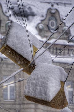 Das verschneite «Ladenschild» der Bibliothek in der Hauptpost. (Leserbild: Katharina Nagy - 10. Januar 2019)