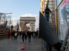 Die Dauerpräsenz der Gelbwesten färbt zunehmend auf den Tourismus in Paris ab. Wegen der Unruhen kommen derzeit weniger Gäste in die französische Hauptstadt. (Bild: KEYSTONE/AP/FRANCOIS MORI)