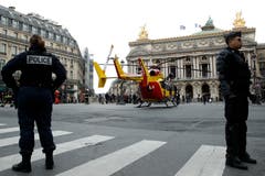 Der Helikopter landet, um die Verletzten zu versorgen. (Bild: EPA/YOAN VALAT)