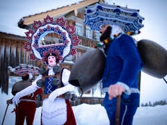 Trotz des wechselhaften Wetters waren auch einige «schöne» Silvesterchläuse zu sehen. Ihre prächtigen Kostüme fertigen sie in hunderten Stunden an. (Bild: KEYSTONE/GIAN EHRENZELLER)