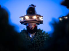 Wegen des wechselhaften Wetters wählten einige Chläuse für den diesjährigen alten Silvester Kostüme aus Tannenzweigen. (Bild: KEYSTONE/GIAN EHRENZELLER)