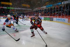 Hatte hier noch das Nachsehen, sorgte aber für den dritten Zuger Treffer: Pontus Widerström in der eigenen Zone gegen Eric Blum. (Bild: Marc Schumacher/freshfocus (Bern, 12.01.2019))