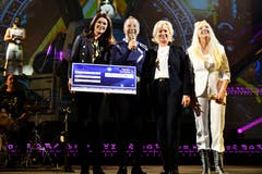 Miriam und Mauritia Mack freuen sich über einen Scheck in Höhe von 15 000 Euro. (Bild: Michael Diehl, PD)