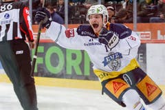 Bejubelt das vorentscheidende 0:2: Zugs Thomas Thiry. (Bild: Marc Schumacher/freshfocus (Bern, 12.01.2019))