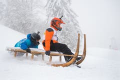 Pius Felder mit Marco Schmidiger im Neuschnee. (Bild: Eveline Beerkircher (Sattel, 12. Januar 2019))