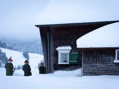 Die Chläuse ziehen durch den tiefen Schnee von Hof zu Hof und wünschen den Menschen ein glückliches neues Jahr. (Bild: KEYSTONE/GIAN EHRENZELLER)