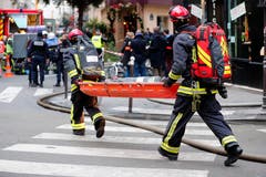 Hilfskräfte eilen herbei. (Bild: EPA/IAN LANGSDON)