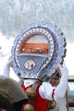 Dieses Rollenweib des Hofbachschuppels erhält Hilfe beim Anziehen der Haube.