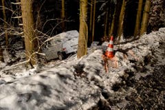 Ennetmoos - 11. JanuarAuf der Mueterschwandenbergstrasse in Ennetmoos ereignete sich ein Selbstunfall. Ein Auto kam von der schneebedeckten Fahrbahn ab. Die Lenkerin blieb unverletzt. (Bild: Kantonspolizei Nidwalden)
