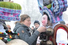Bei den Häusern erhalten die Silvesterchläuse eine Erfrischung.