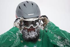 Der Neuschnee wirbelte bei der Abfahrt wild durch die Luft. (Bild: Eveline Beerkircher (Sattel, 12. Januar 2019))