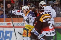 Das Spiel wurde rau geführt, Bandenkämpfe wie dieser waren keine Seltenheit. (Bild: Marc Schumacher/freshfocus (Bern, 12.01.2019))