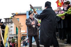 Zepterübergabe durch Zunftmeister Samuele Donatelli an den neuen Gallivater René Flad. (Bild: Roger Grütter, Kriens, 12. Januar 2018)