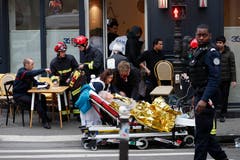 Diese Person wird versorgt. (AP Photo/Thibault Camus)