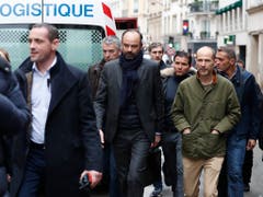 Premierminister Édouard Philippe (Mitte) begab sich in Paris zum Unglücksort. (Bild: KEYSTONE/AP/THIBAULT CAMUS)