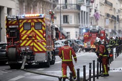 Feuerwehrleute löschen das Feuer. (Bild: AP Photo/Kamil Zihnioglu)