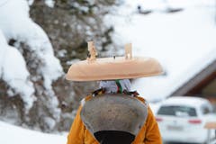 Silvesterchlaus des Waisenhusschuppels Urnäsch mit der wetterfesten Variante eines Hutes.