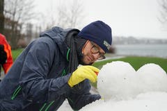 Fingerspitzengefühl beim Bau der Kunstwerke aus Schnee.
