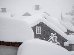 Das verschneite Dorfzentrum von Andermatt. (Bild: KEYSTONE/URS FLUEELER)
