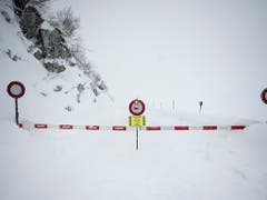Die Strasse zwischen Andermatt und Realp im Kanton Uri ist wegen einer Lawine bis auf weiteres gesperrt. (Bild: KEYSTONE/URS FLUEELER)