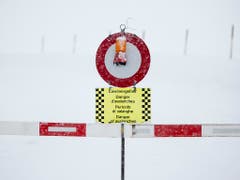 Zwischen Andermatt und Realp im Kanton Uri gibt es wegen einer niedergegangenen Lawine kein Durchkommen. (Bild: KEYSTONE/URS FLUEELER)