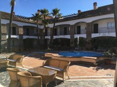 Einen typischen andalusischen Innenhof hat das La Cala Golfhotel Spa de Mijas, wo die Mannschaft des FC Luzern untergebracht ist. (Daniel Wyrsch (13. Januar 2019))