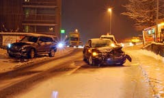 Entlebuch - 10. JanuarIm Schneegestöber sind im Ortsteil Ebnet drei Autos zusammengestossen. Zwei Personen wurden verletzt und mit dem Rettungsdienst ins Spital gebracht. (Bild: Luzerner Polizei)