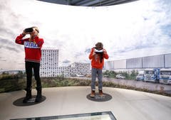 Die VR-Brillen zeigen den Blick auf die Umgebung von Rotkreuz vor 17000 Jahren. (Bild: Stefan Kaiser (Zug, 13. Januar 2019))