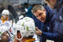Zug-Trainer Dan Tangnes gibt seinen Spielern Anweisungen. Bild: Peter Klaunzer / Keystone (Bern, 12. Januar 2019)