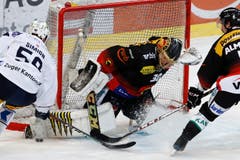 Zugs Dario Simion (links) scheitert an SCB-Torhüter Leonardo Genoni. Bild: Peter Klaunzer / Keystone (Bern, 12. Januar 2019)