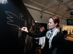 Barbara Fischer (vorne) und Manuela Robbiani verewigen sich mit Höhlenmalerei. (Bild: Stefan Kaiser (Zug, 13. Januar 2019))