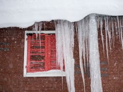 Schneegestöber und Eiszapfen in Andermatt. (Bild: KEYSTONE/EPA KEYSTONE/URS FLUEELER)