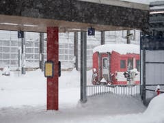 Ein Zug steht im Bahnhof von Andermatt während den heftigen Schneefällen am Sonntag. (Bild: KEYSTONE/URS FLUEELER)