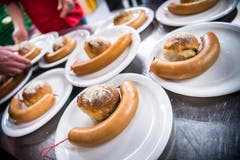 In der Mehrzweckhalle Weitsicht in Märstetten fand der traditionelle Hiläri statt. Zu essen gibt es eine Salziss mit Brot. (Bild: Andrea Stalder)