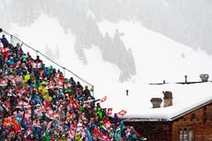 FIS Adelboden: Das Publikum feiert trotz schlechtem Wetter mit. (Bild: Keystone/Jean-Christophe Bott (13. Januar 2019))