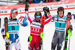 Die Gewinner des Slaloms von Adelboden jubeln nach dem zweisten Lauf. Von links: der Zweitplatzierte Clement Noel (FR), der Sieger Marcel Hirscher (AUT) und Henrik Kristoffersen (NOR) auf dem dritten Platz. (Bild: Keystone/Jean-Christophe Bott (13. Januar 2019))