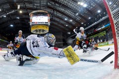 Zug-Torhüter Tobias Stephan wehrt einen Schuss von Berns Eric Blum ab. Bild: Peter Klaunzer / Keystone (Bern, 12. Januar 2019)