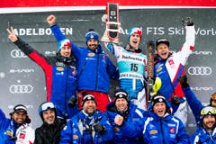 Der Franzose Clement Noel feiert zusammen mit seinen Teamkollegen seinen zweiten Platz. (Bild: Keystone/Jean-Christophe Bott (13. Januar 2019))