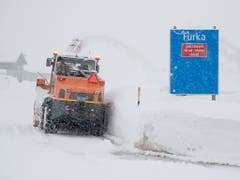 In Hospental in Uri wird auf Hochtouren Schnee geräumt. (Bild: KEYSTONE/URS FLUEELER)