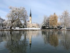 Winterstimmung: Die Chamer Kirche und die Villa Villette. (Bild: Franziska Stähli (Cham, 11. Januar 2019))