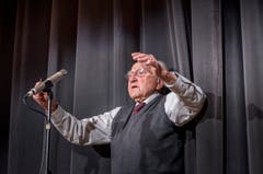 In der Mehrzweckhalle Weitsicht in Märstetten fand der traditionelle Hiläri statt. Der 95-jährige Eugen Alder stimmt das Hilärilied an. (Bild: Andrea Stalder)