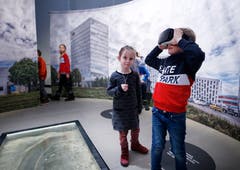 Mira Mätzler und Simon Brändli schauen mit der VR-Brille in die Vergangenheit. (Bild: Stefan Kaiser (Zug, 13. Januar 2019))