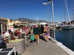 Am Sonntag herrschte in Fuengirola und wohl überall an der Costa del Sol ein emsiges Treiben. Viele Einheimische und Touristen genossen es am Ufer des Mittelmeers. (Bild: Daniel Wyrsch (13. Januar 2019))